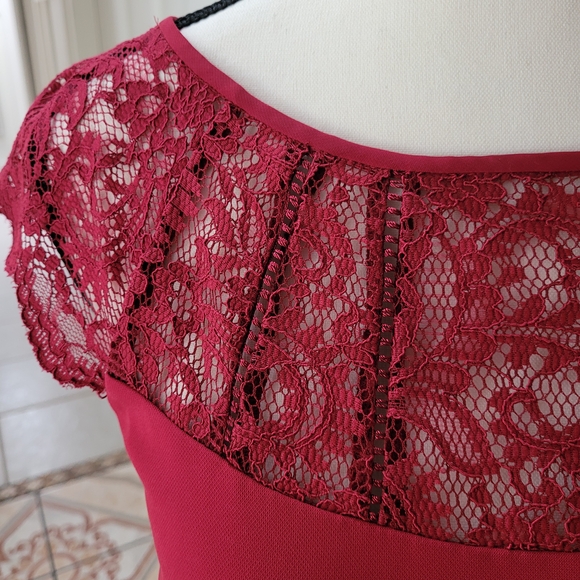 Elegant Red Sleeveless Dress - Picture 3 of 5